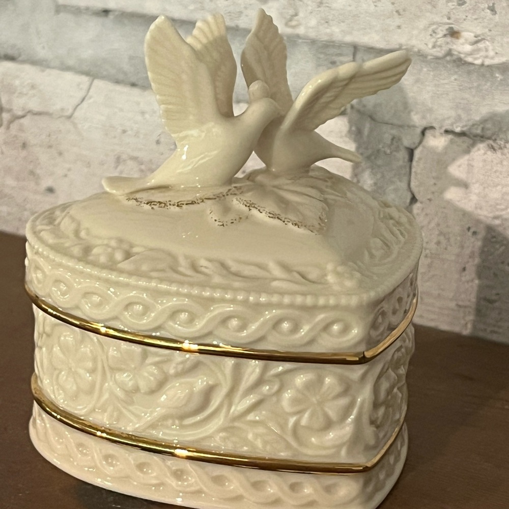 Lenox Doves Of Peace Heart Trinket Box Wings Of Love Intricate Floral Gold Trim - Picture 2 of 7
